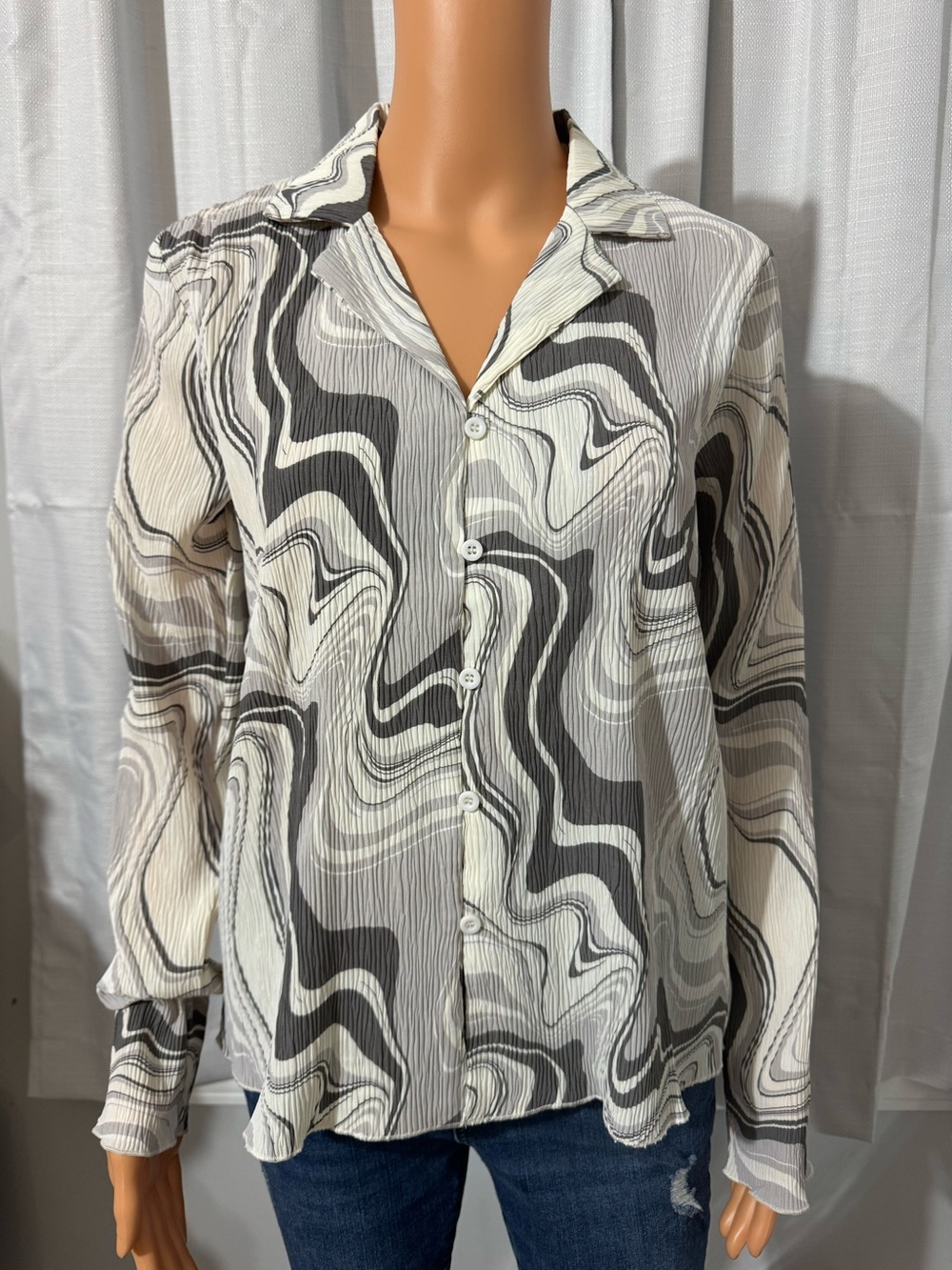 Pretty Easel size S gray white swirl pleated long sleeve button up blouse new